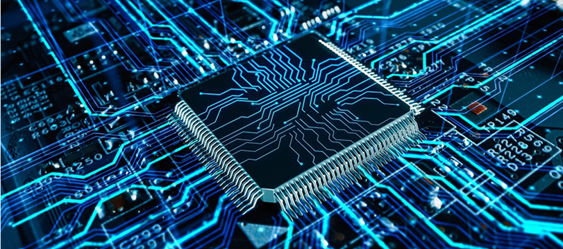 青く光る回路基板の上に配置されたマイクロチップ。半導体技術とデジタルエレクトロニクスを象徴している。