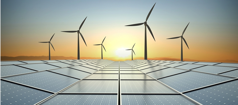 太陽光パネルと風力発電機が並ぶ再生可能エネルギーの風景。夕日の下で持続可能な発電を象徴している。